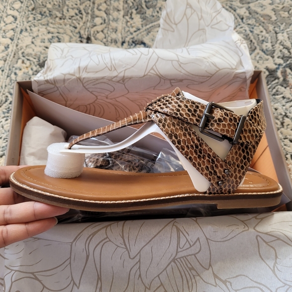 Crown Vintage Paxley Thong Ankle Strap Sandals - Picture 7 of 9